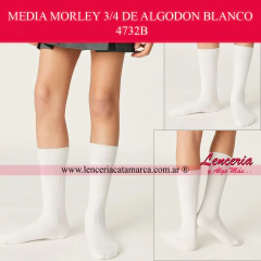 Niña luciendo medias colegiales blancas caña 3/4 tejidas en morley. Lencería Catamarca, Miriam Brito.