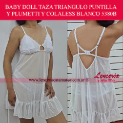 Mujer luciendo un romántico baby doll blanco marca Lody, con corpiño triángulo de puntilla, cuerpo suelto de tul plumetti con volados y espalda de diseño con breteles regulables. Incluye bombacha colaless. Lencería femenina.