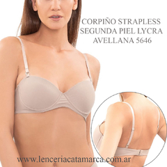 Corpiño strapless de lycra en color avellana, modelo segunda piel, con tirantes ajustables.