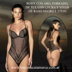 Modelo vistiendo un body negro de tul con lycra, con aros y vivos de raso negro, mostrando el diseño frontal y trasero en un entorno natural al atardecer.