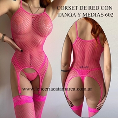 Corsé de red fucsia fluoro con tanga y medias, mostrando el diseño y la parte trasera.