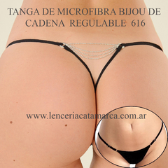 Tanga de microfibra negra con detalles de cadena regulable, vista trasera.