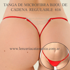 Tanga de microfibra roja con bijou de cadena regulable, vista trasera.