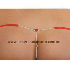 ROMANETT TANGA DE MICROFIBRA CON CADENA Y BIJOU DE BESO REGULABLE ROJO 620R