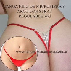 Tanga hilo de microfibra roja con un arco decorado con strass, regulable y diseñado para realzar la figura.