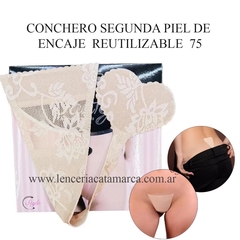 Conchero segunda piel de encaje reutilizable en tono nude, presentado con un diseño elegante y un fondo con el logo de la marca.