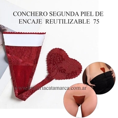 Conchero de encaje reutilizable en color rojo, con forma de corazón y detalles florales, presentado junto a imágenes que muestran su uso.