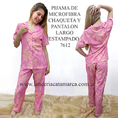 Pijama de microfibra de chaqueta y pantalón largo, estampado en color salmón, modelo 7612, presentado por una modelo de pie.