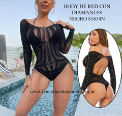 Modelo usando un body de red negro con diamantes, destacando su diseño elegante y ajustado.