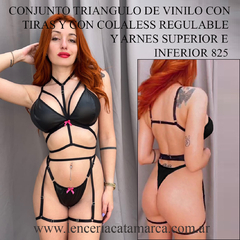 Conjunto triangular de vinilo negro con tiras y colaless regulable, modelo 825, mostrado desde el frente y la espalda.