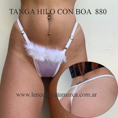 Tanga hilo con boa de microfibra regulable en color blanco, mostrando detalles del diseño y ajuste.