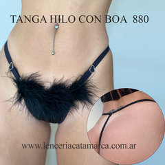 Tanga hilo negro con boa de microfibra regulable, destacando detalles de diseño y ajuste en la cadera.