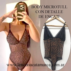 Body microtull con estampado animal print y detalle de encaje, mostrado por una modelo.