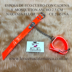Esposa de eco cuero de color naranja flúor con cadena y mosquetón, ancho de 2.5 cm, sobre fondo suave.
