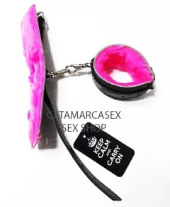 SADO ESPOSA DE CUERO CON PELUCHE Y MOSQUETON KS35151F - comprar online