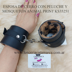 SADO ESPOSA DE CUERO CON PELUCHE Y MOSQUETON ANIMAL PRINT KS35251AP