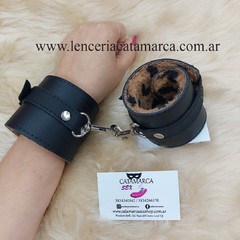 SADO ESPOSA DE CUERO CON PELUCHE Y MOSQUETON ANIMAL PRINT KS35251AP - comprar online