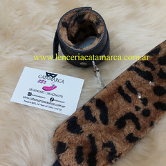 SADO ESPOSA DE CUERO CON PELUCHE Y MOSQUETON ANIMAL PRINT KS35251AP en internet