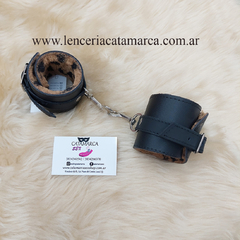 SADO ESPOSA DE CUERO CON PELUCHE Y MOSQUETON ANIMAL PRINT KS35251AP - CATAMARCASEX LENCERIA Y SEX SHOP
