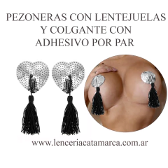 Pezoneras plateadas con lentejuelas y colgantes negros, presentadas en un fondo neutro.