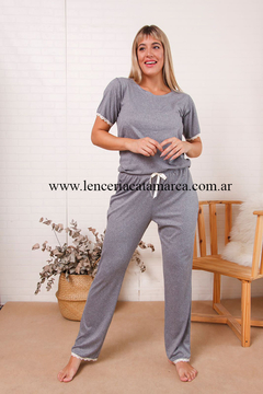 ARAUCA PIJAMA DE MODAL SOFT CON REMERA MANGAS CORTA Y PANTALON LARGO SOFT GRIS CLARO en internet