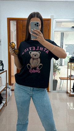 Remera Athletics negra en internet