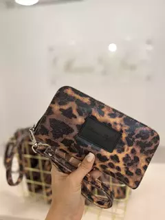 Maxi billetera Agnes animal print (ecocuero)