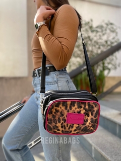 Bandolera Carmella negra/animal print - comprar online