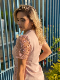 Scrub rosê rendado e calça jogger na internet