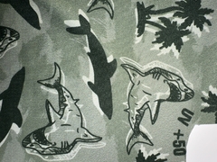 Remera de agua UV+50, con mangas cortas, dibujo tiburones. Art. 24624 en internet