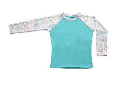 Remera de agua UV+50 , con cuerpo estampado, dibujo letras, Art. 24622 - Balvanera