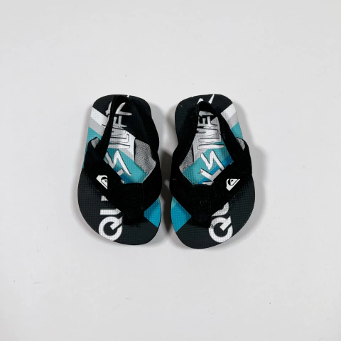 TALLE ( SUELA 13 CM ) - OJOTAS NEGRAS DIBUJO CELESTE BLANCO - QUIKSILVER