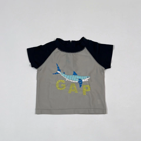 TALLE 3 MESES - REMERA M/CORTA P/AGUA GRIS AZUL TIBURON - GAP