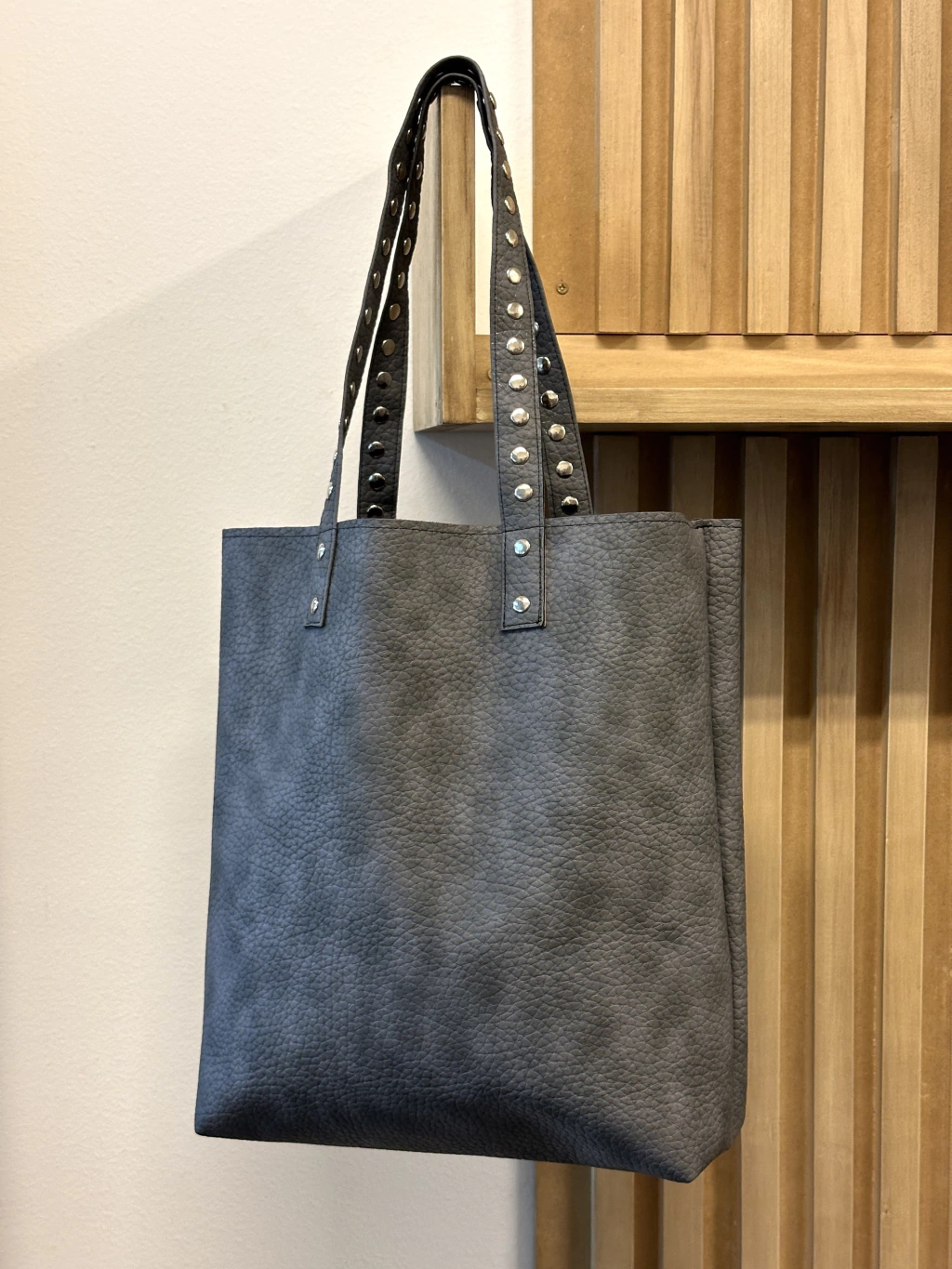 Lulú gris con tachas