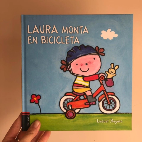 LAURA MONTA EN BICICLETA