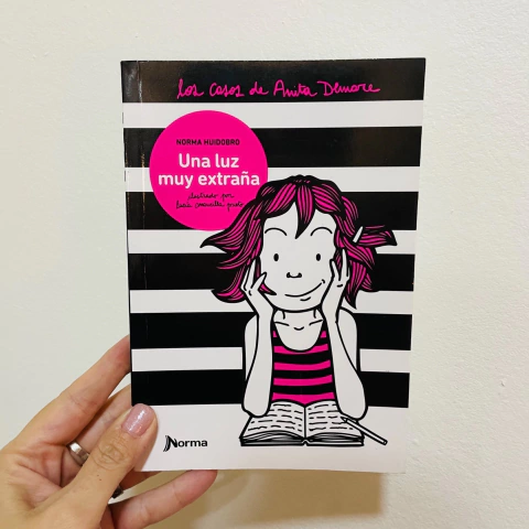 LOS CASOS DE ANITA DEMARE: UNA LUZ MUY EXTRAÑA