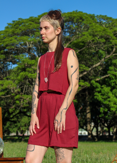 Cropped regatinha em viscose vinho