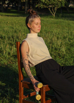 Cropped gola alta em linho cru - Acalmia