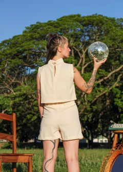 Cropped gola alta em linho cru - comprar online