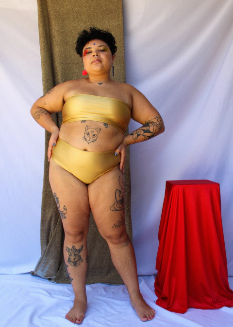 Hot pant brilhosa dourada