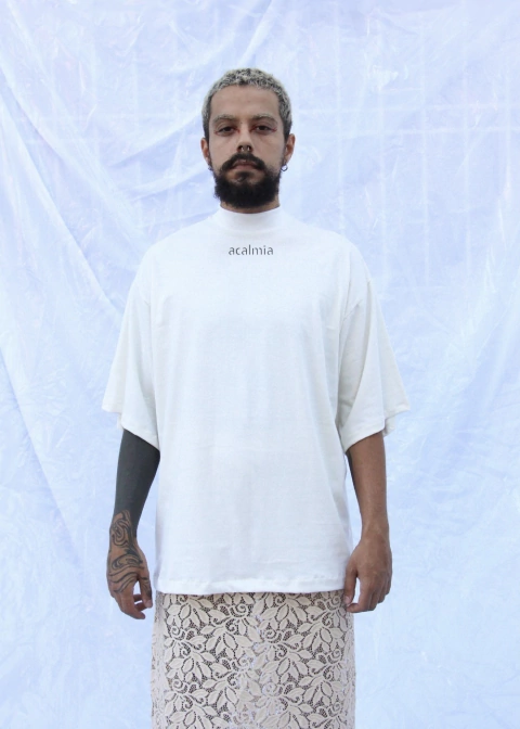 Camiseta off white acalmia