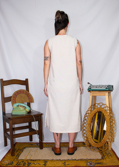 Vestido regatão mid em linho cru - comprar online