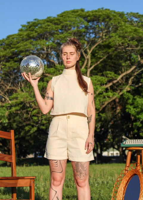 Cropped gola alta em linho cru