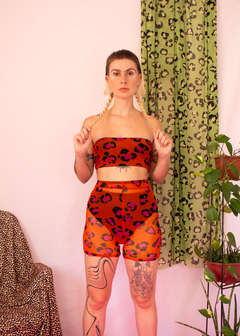 Biker shorts oncinha laranja na internet