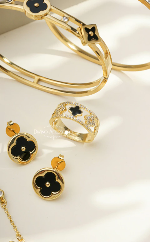 Anel Trevo Preto Banho Ouro 18K - comprar online