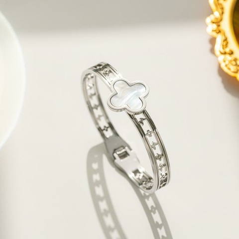 Bracelete Trevo Branco com Detalhes Ródio