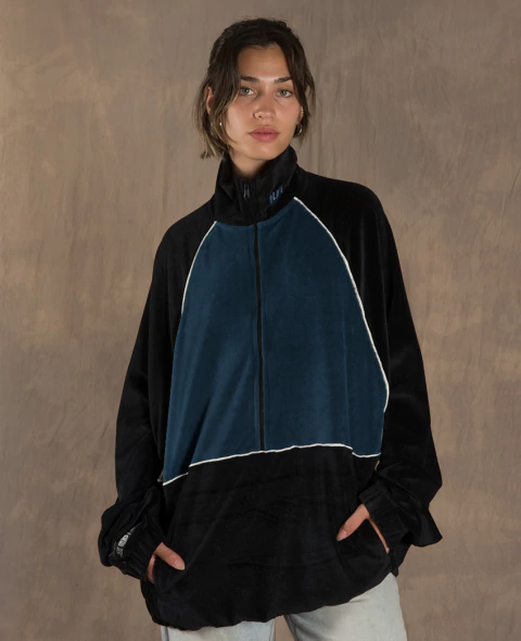 Buzo Oversize Modelo SUPERNOVA