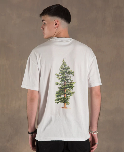 Remera Oversize Modelo TREES