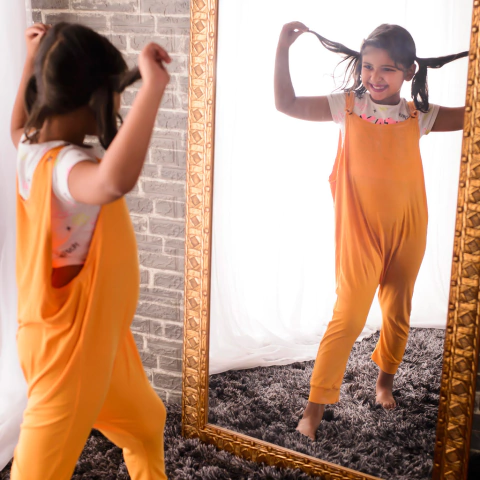 Jardineira lisa laranja menina