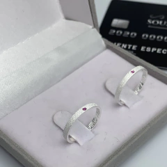 Aliança 2mm + 2 pedras zircônia rosa (uma em cada) | PRATA 950 [ENVIO FULL]